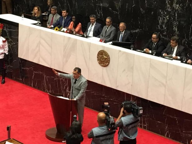 O deputado estadual Fernando Pacheco faz seu juramento durante a solenidade de posse