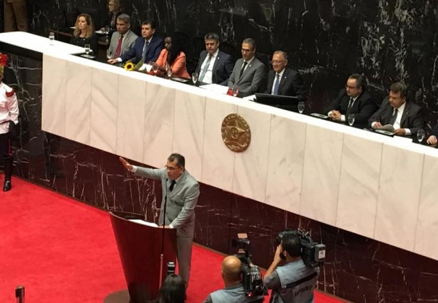 O deputado estadual Fernando Pacheco faz seu juramento durante a solenidade de posse