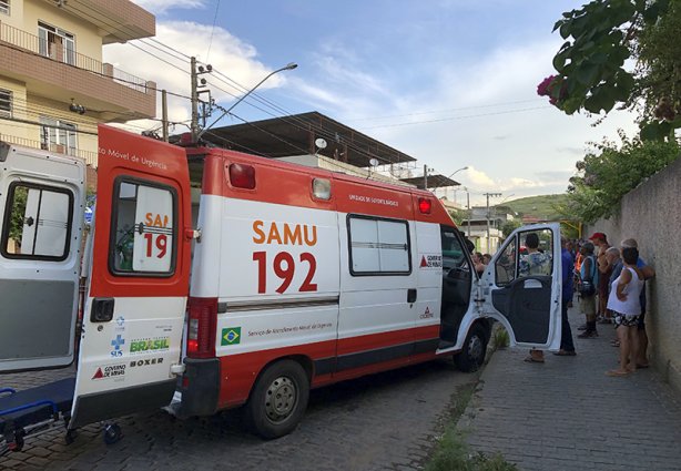 A colisão frontal deixou apenas uma mulher grávida presa no banco de trás de um dos veículos