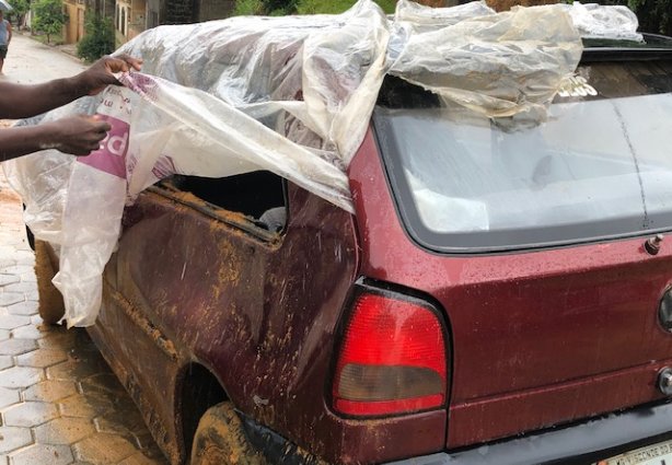 O veículo ficou parcialmente danificado devido a queda de parte de uma parede da garagem onde estava estacionado