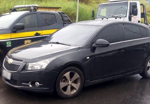 O carro foi apreendido e levado ao um pátio credenciado do Detran-MG