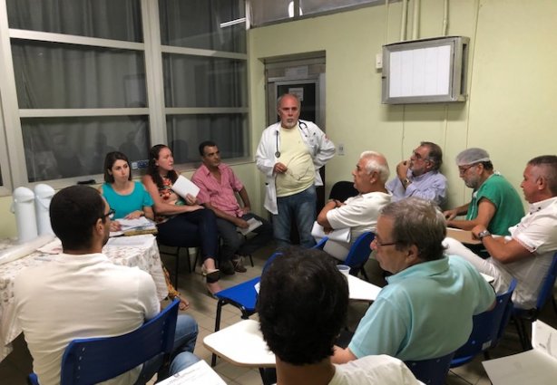 O médico João Sérgio Mattos abriu a reunião e passou a palavra ao Provedor