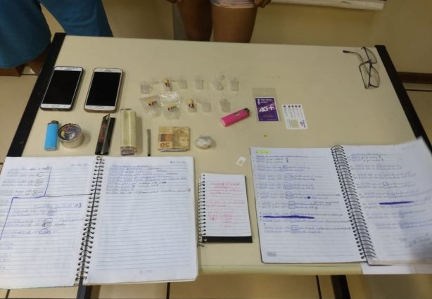 Cadernos com anotações da movimentação do tráfico em Ubá foram apreendidos juntamente com drogas (Foto: Polícia Civil/Divulgação)