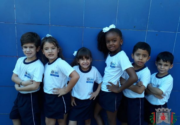 Grupo de alunos da rede municipal de ensino de Ubá mostram o novo uniforme escolar