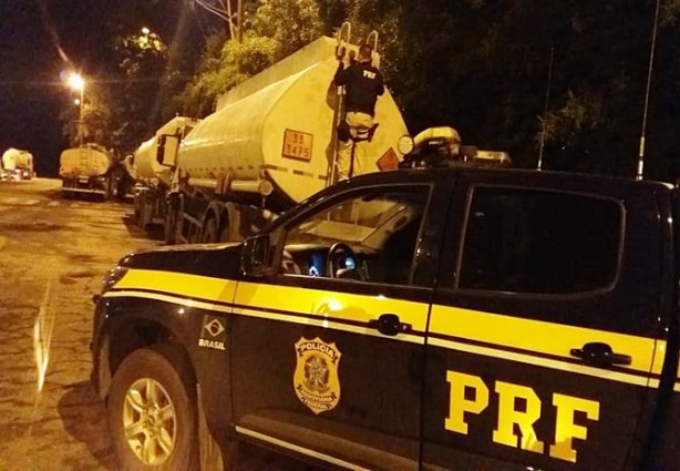Etanol, gasolina e outro produto que os policiais rodoviários acreditam ser  utilizado para fraudar combustíveis, foram apreendidos