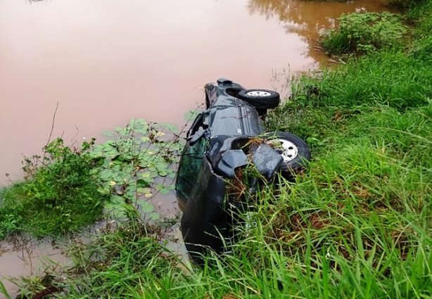 O veículo caiu dentro de um açude matando o motorista, seu único ocupante