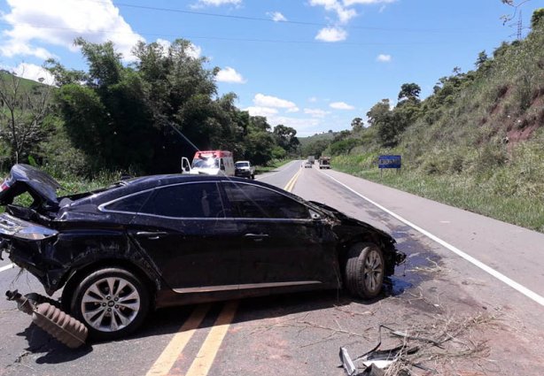 O veículo bateu em um talude à margem da pista e parou no meio dela