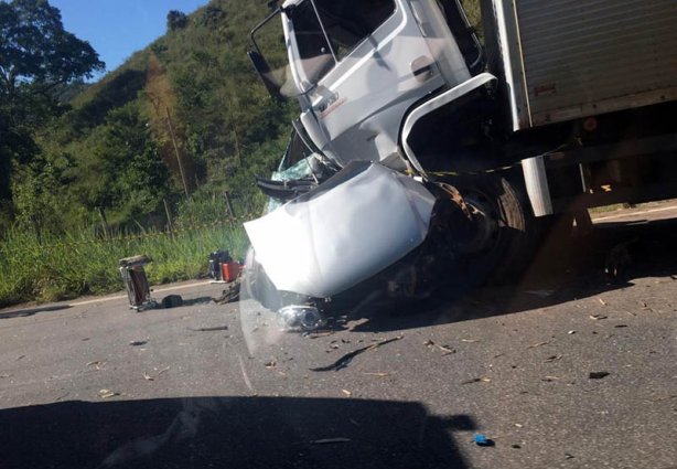 Apenas o motorista do caminhão saiu ileso do acidente. Os outros envolvidos morreram na hora