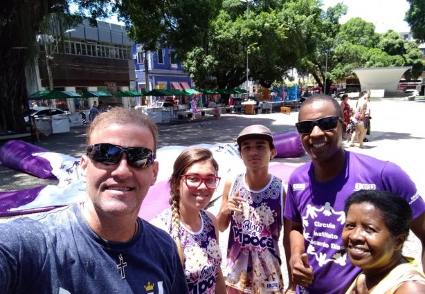 Ricardo Dias, à frente, e parte de sua equipe organizadora do Bloco da Pipoca