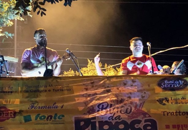 Banda Sambarril faz a alegria da multidão no Bloco da Pipoca