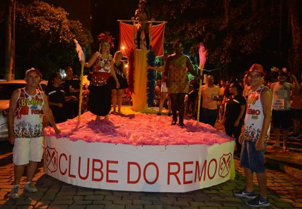 O carro Abre Alas do Bloco trazia sobre ele apenas mulheres e logo atrás uma enorme multidão o acompanhava