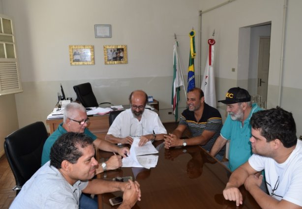 O prefeito José Maria Barros assina o Termo de Autorização do repasse dos recursos ao Hospital São Sebastião