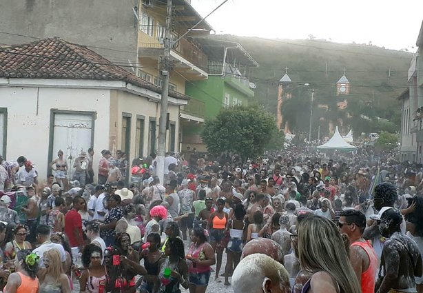 A enorme multidão tomou conta das principais ruas de Santana de Cataguases que se transformou em um imenso parque de diversão