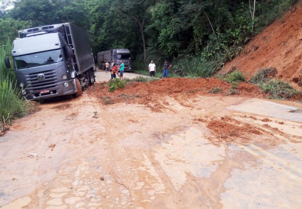 A  PMR aguarda a chegada de um trator no local para fazer a retirada da terra e liberar a pista