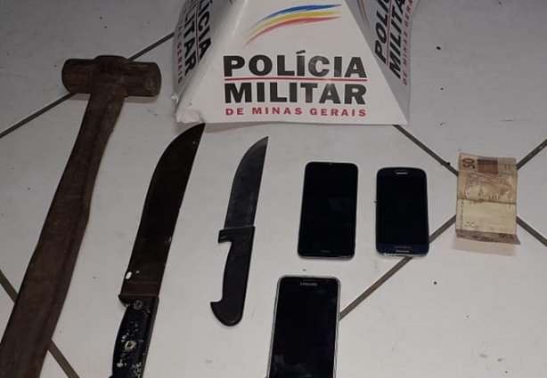 Estas facas e os celulares, inclusive o que foi roubado da vítima, foram encontrados dentro do automóvel apreendido