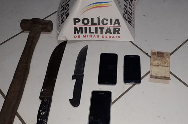 Estas facas e os celulares, inclusive o que foi roubado da v&iacute;tima, foram encontrados dentro do autom&oacute;vel apreendido