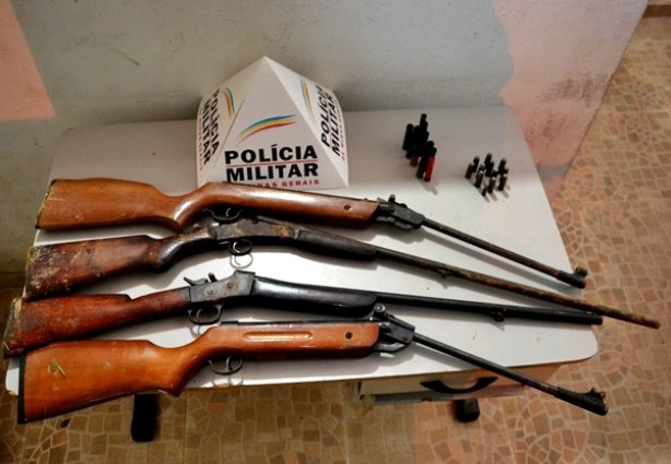 As espingardas foram levadas para a delegacia de Polícia Civil, juntamente com as munições