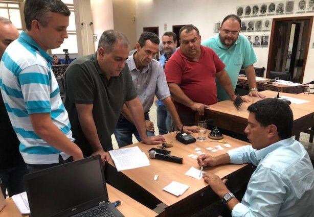 Vereadores fazem o sorteio dos partidos para compor a Comissão Processante para investigar eventuais irregularidades do prefeito de Cataguases