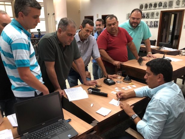 Vereadores fazem o sorteio dos partidos para compor a Comiss&atilde;o Processante para investigar eventuais irregularidades do prefeito de Cataguases