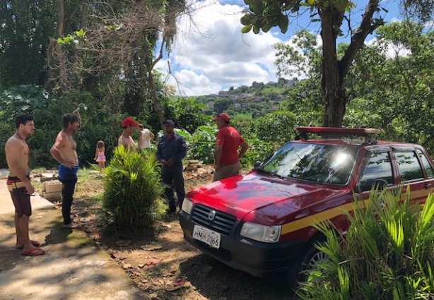 Corpo de Bombeiros e Defesa Civil aguardavam a conclusão do trabalho pericial para retirar o corpo da água