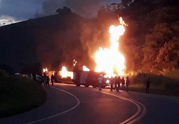 A pista precisou ser totalmente fechada ao tráfego  para conter as chamas 