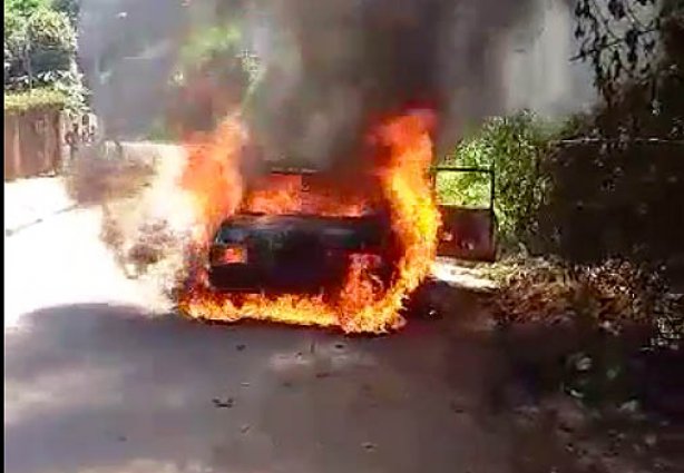 As chamas se alastraram rapidamente e consumiu todo o veículo