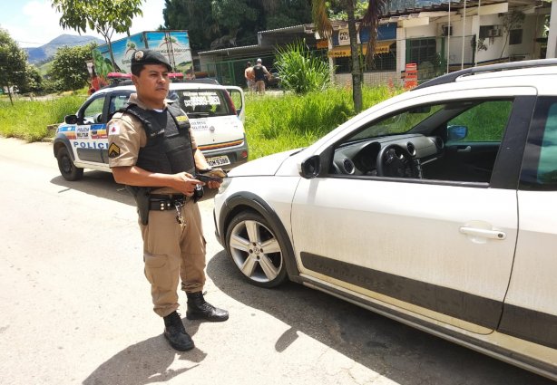 O carro foi apreendido juntamente com a arma e o celular furtado