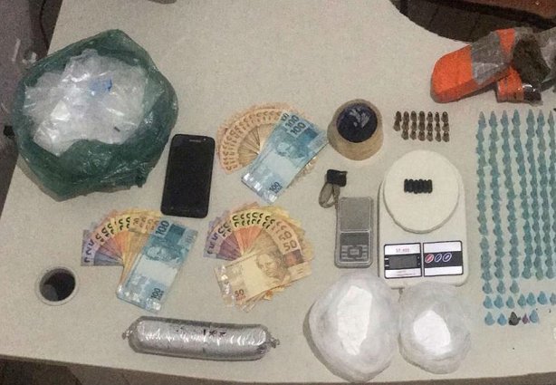 Dinheiro, drogas e materiais relacionados a tráfico apreendidos durante Operação Bereshit do MP e da PM na Zona da Mata  (Foto: Ministério Público/Divulgação)