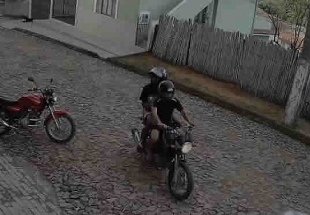 Foto reprodução do momento em que os marginais chegam ao supermercado em Boa Família