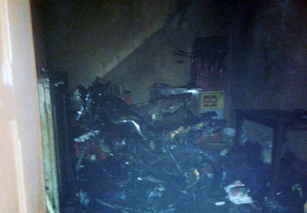 O cômodo atingido pelo fogo ficou destruído, bem como os móveis e duas motocicletas que lá estavam guardadas