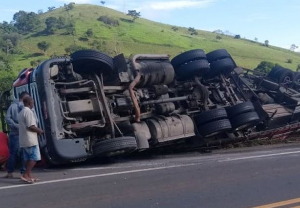 A carreta tombou para fora da pista e, por isso, a rodovia não precisou ser interditada