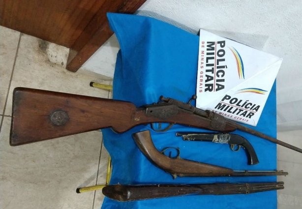 As armas eram utilizadas como decoração e ficavam penduradas em uma árvore