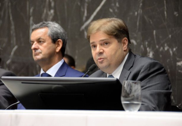 Em primeiro plano, o deputado estadual Agostinho Patrus, presidente da Assembleia Legislativa de Minas Gerais