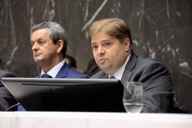 Em primeiro plano, o deputado estadual Agostinho Patrus, presidente da Assembleia Legislativa de Minas Gerais