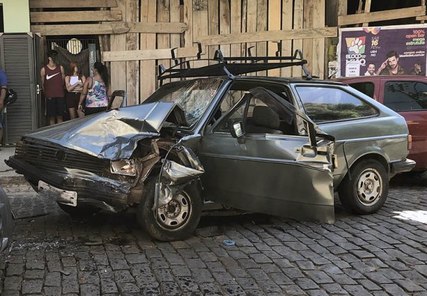 O motorista do Gol foi retirado do veículo pelo policial após arrombar a porta que estava emperrada