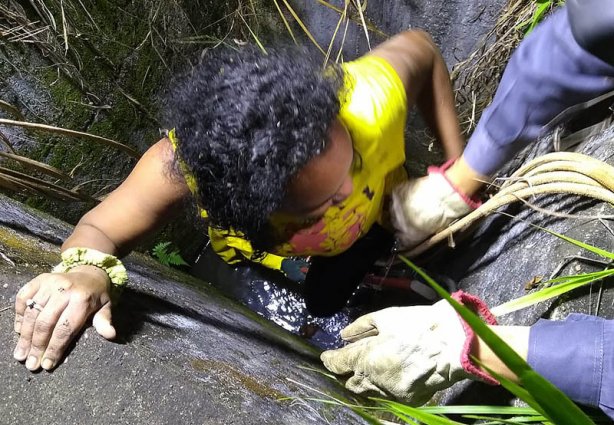 Após um longo e cuidadoso trabalho de resgate a mulher conseguiu sair do poço com pequenas escoriações