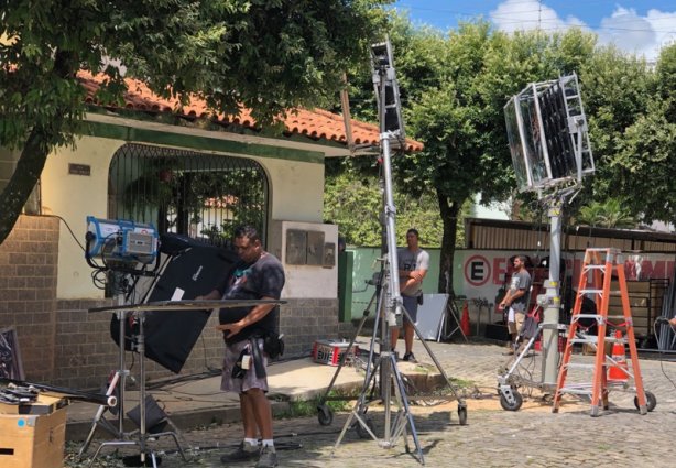 A produção alugou uma casa à Rua Nogueira Neves onde vai filmar até a próxima quarta-feira