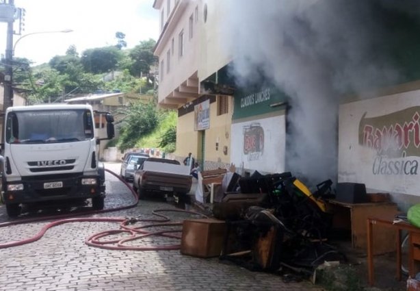 Muita fumaça preta saía da capotaria durante o trabalho dos Bombeiros