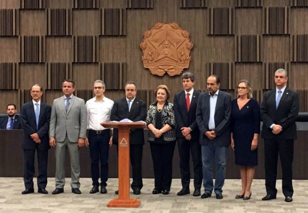 Diversas autoridades participaram da solenidade de assinatura do Acordo entre Governo de Minas e Municípios