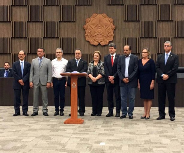 Diversas autoridades participaram da solenidade de assinatura do Acordo entre Governo de Minas e Munic&iacute;pios