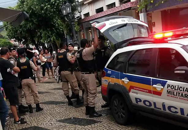 O homem foi preso pelas equipes de serviço poucos minutos depois de ejacular na mulher