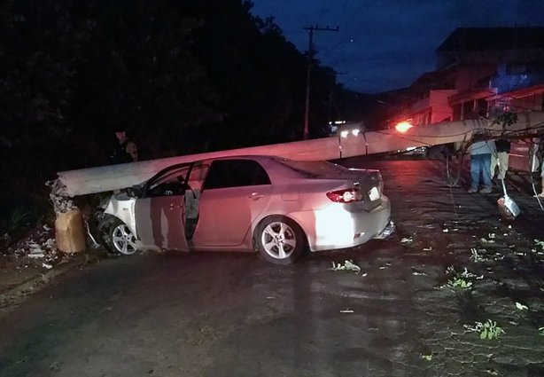 O motorista ficou levemente ferido e foi levado ao hospital de Leopoldina por familiares