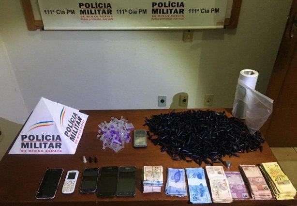Pinos de cocaína, dinheiro, celulares e balança de precisão são apreendidos em Visconde do Rio Branco