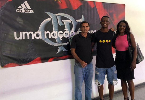 Wilmar Abadias, Leo Xavier e sua mãe, dona Claudilene na sede do Flamengo 