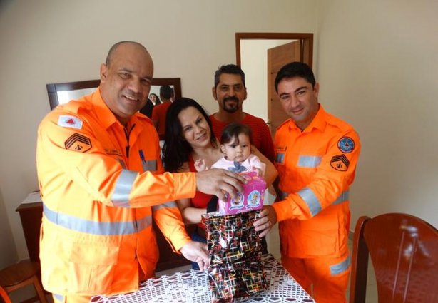 Um momento de emoção no encontro dos Bombeiros com a pequena Laura e seus pais