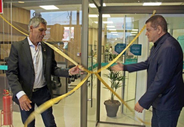 César Mattos e Camilo Vicente descerram a fita inaugural do novo Posto de Atendimento do Sicoob Coopemata em Barbacena