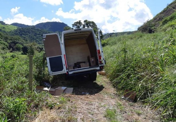 Os criminosos usaram um veículo Renault Duster para levar a carga e estão foragidos 