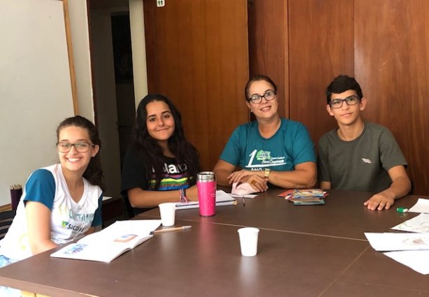 Maria Valéria Mattos com alguns de seus alunos da oficina de Contação de Histórias do Centro Cultural Sicoob Coopemata