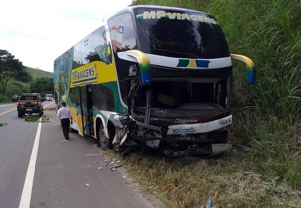 O ônibus teve a frente parcialmente destruída com o impacto da colisão