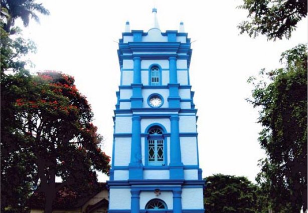 Torre da Santa Cruz Queimada na praça central de Piacatuba